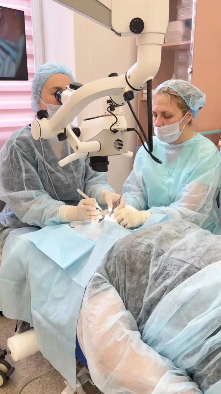 Офтальмохирурги Киндер Медика во время операции на веках